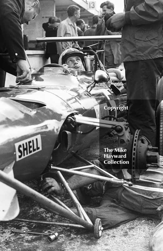 Chris Amon in the pits with his Ferrari 312 0007 V12&nbsp;during practice for the 1968 British Grand Prix at Brands Hatch.
