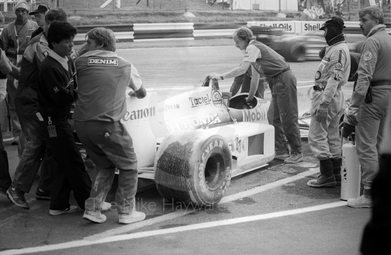 Nelson Piquet's Williams Honda FW11 covered in extinguisher powder in the pits, after a turbo fire in morning warm-up,&nbsp;Brands Hatch, 1986 British Grand Prix.
