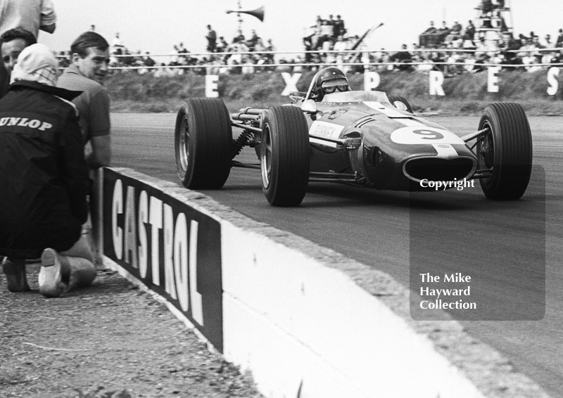 Dan Gurney, Anglo American Racers Eagle Weslake, at Copse Corner, Silverstone, British Grand Prix, 1967.