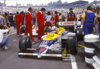 Nigel Mansell, Williams Honda FW11, surrounded by McLaren pit crew, Brands Hatch, 1986 British Grand Prix.
