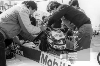 Nigel Mansell, Williams FW10, with mechanics in the pits at Brands Hatch, 1985 European Grand Prix.
