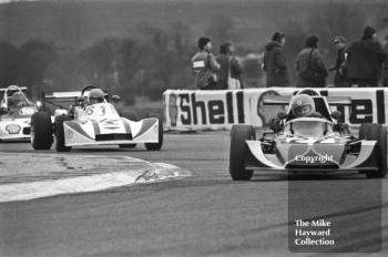 Ian Taylor, GRD 375, leads Bob Arnott, March 743, 1975 BARC Super Visco F3 Championship, Thruxton.
